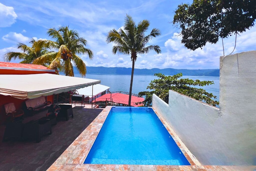 Quinta Sunrise in Santa Ana, El Salvador