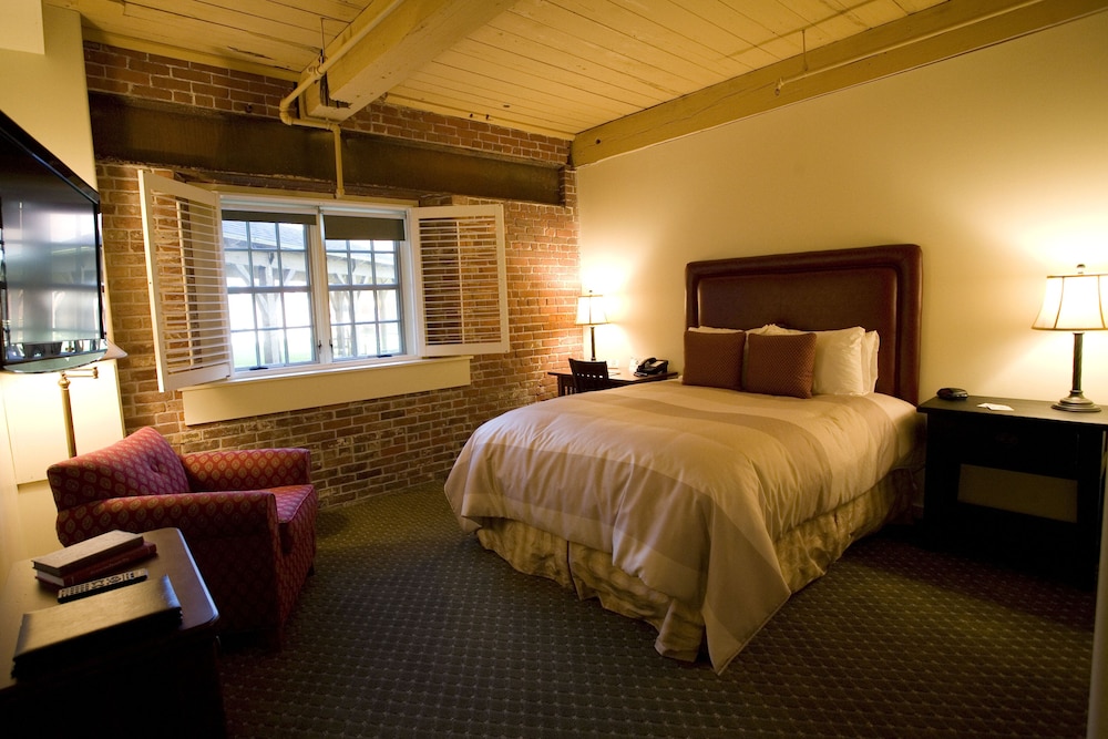 The Common Man Inn & Restaurant - photo 49
