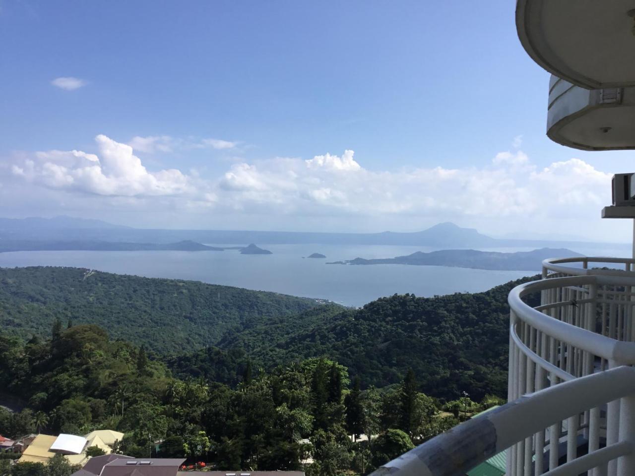 Condo with Free Swimming Pool & Viewing Deck — 5-Star Luxury Hotel in Tagaytay, Philippines