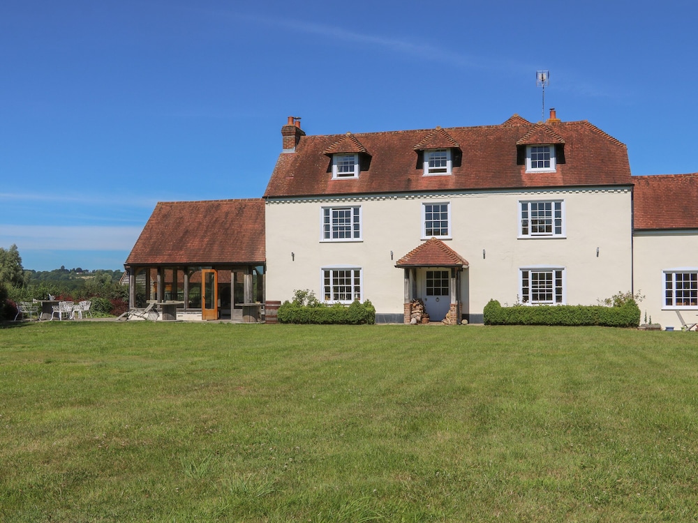 Groomes Country House — 5-Star Luxury Hotel in Bordon, United Kingdom
