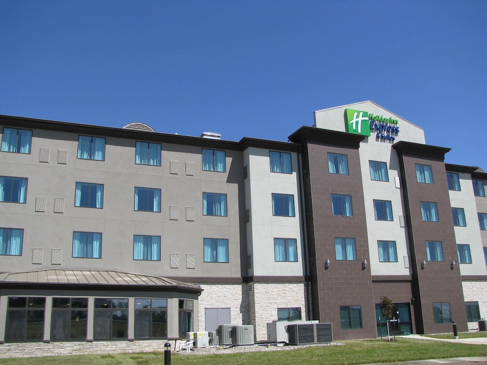 Holiday Inn Express and Suites Kansas City Airport by IHG - photo 57