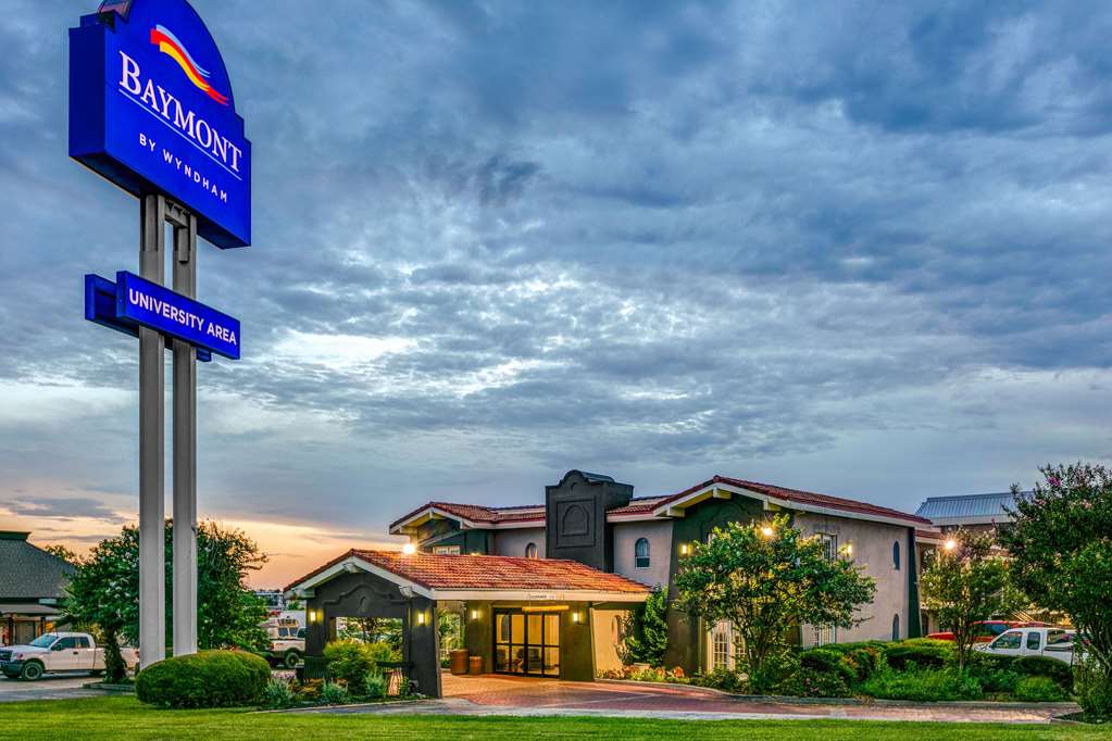 Baymont by Wyndham Austin University Area - photo 21