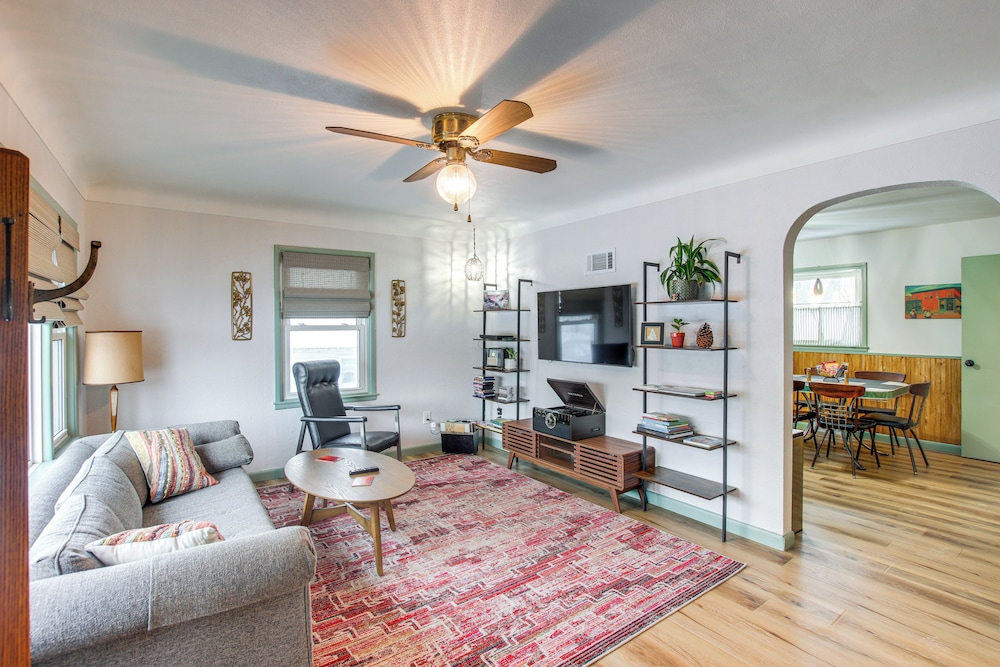 Pet friendly Hiawatha Retreat w Private Yard — hotel in Hiawatha