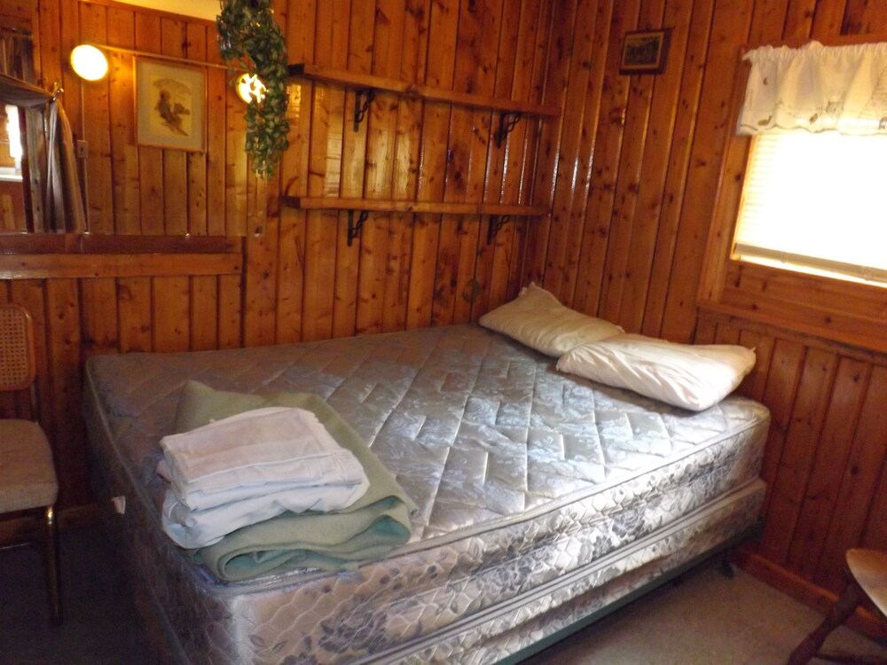 Crooked Lake Resort Cabin 4 - photo 29