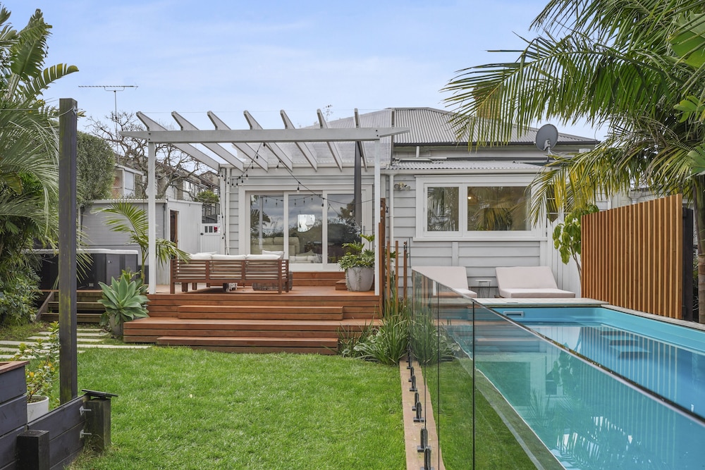 Tropical Paradise Pool Spa Spacious — 4-Star Luxury Hotel in Auckland, New Zealand