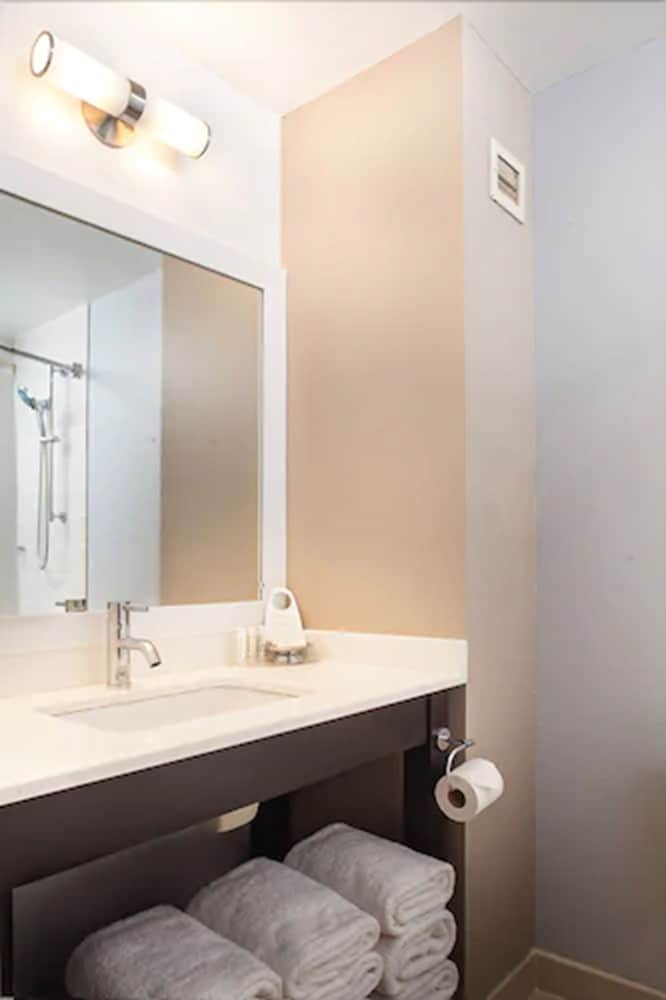 Courtyard by Marriott New York JFK Airport - photo 20