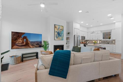Downtown Lux Townhouse 3Bd 4Ba 2 King Bed Garage — 4-Star Luxury Hotel in Salt Lake City, United States