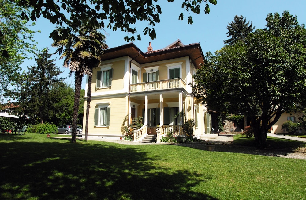 Villa D'Azeglio — 4-Star Luxury Hotel in Albiano D'ivrea, Italy