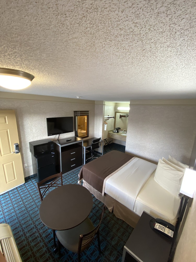 Deluxe Inn Fayetteville I 95 Exit 49 - photo 34