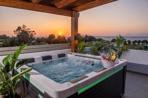 Odyssea Top View & Hot Jacuzzi Front Beach — 4-Star Luxury Hotel in Kremasti, Greece