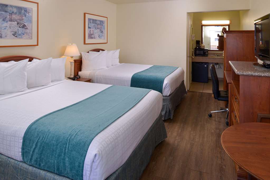 Edgewater Inn And Suites - photo 11