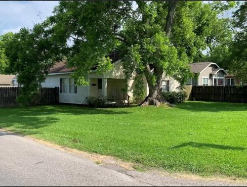 Spacious 5BRs for Rent in Groves — 4-Star Luxury Hotel in Groves, United States