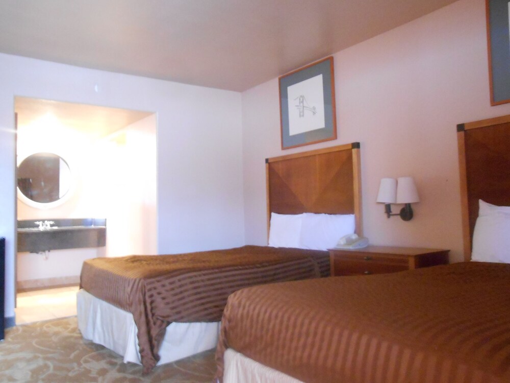 Airport Inn Downtown - photo 8