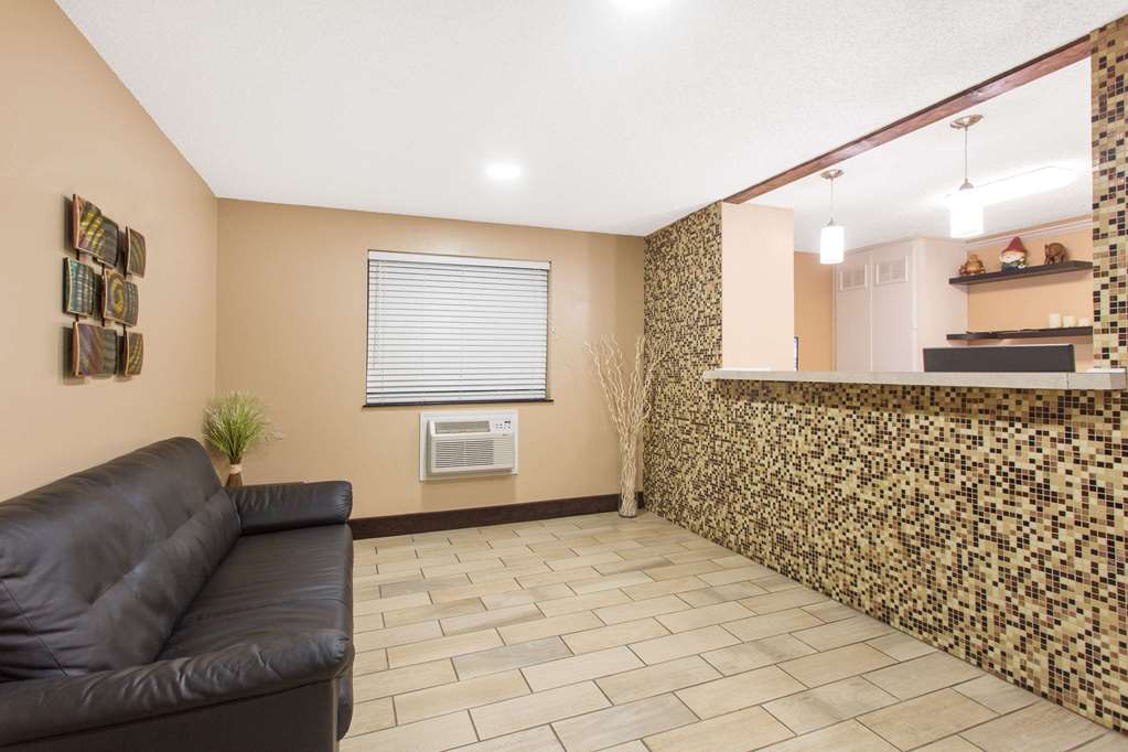 Super 8 by Wyndham Columbus Airport - photo 3