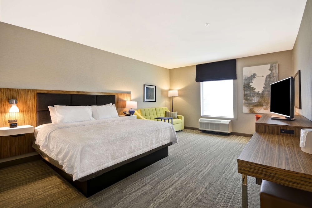 Hampton Inn & Suites Detroit Warren - photo 19