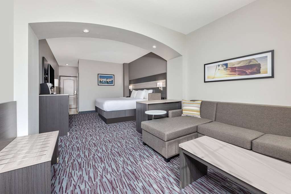 La Quinta Inn & Suites by Wyndham Allen at The Village - photo 20