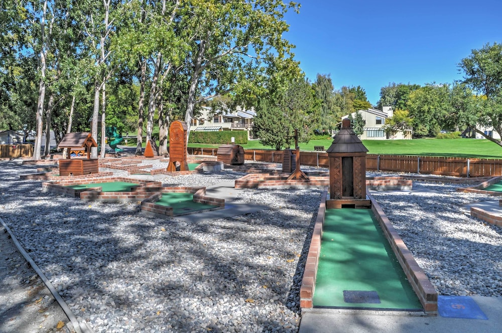 Gorgeous Wapato Point Lakehouse w Private Hot Tub — hotel in Manson