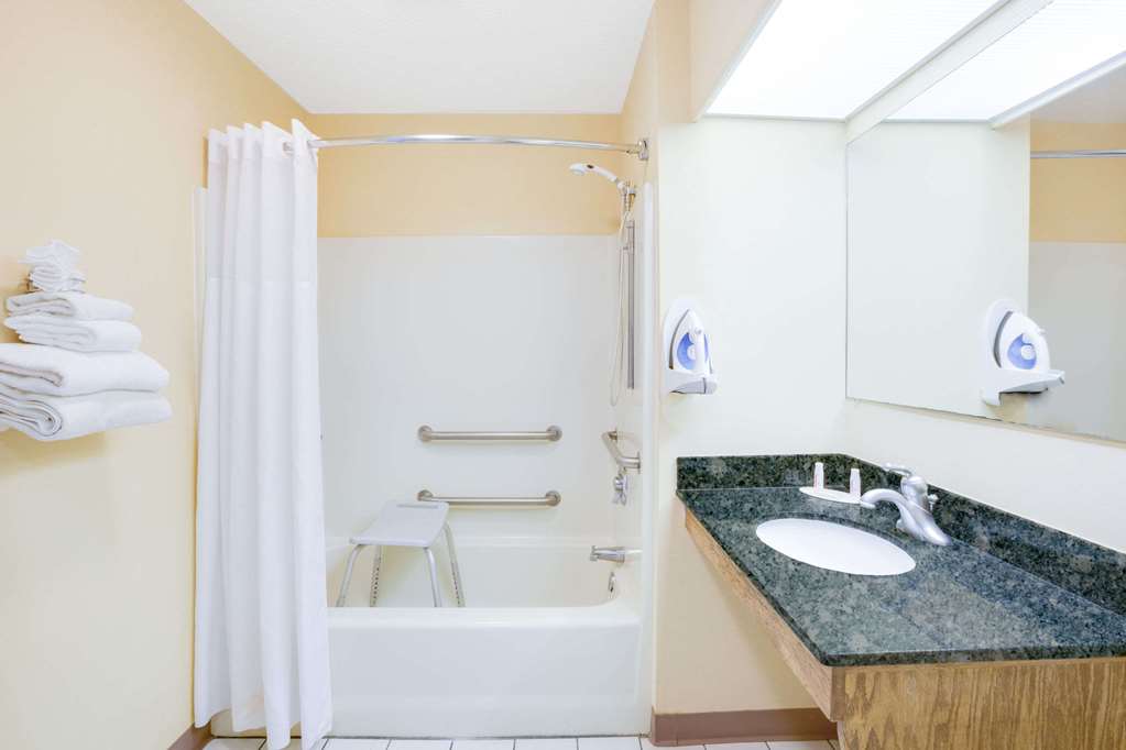 Baymont by Wyndham Ozark - photo 8