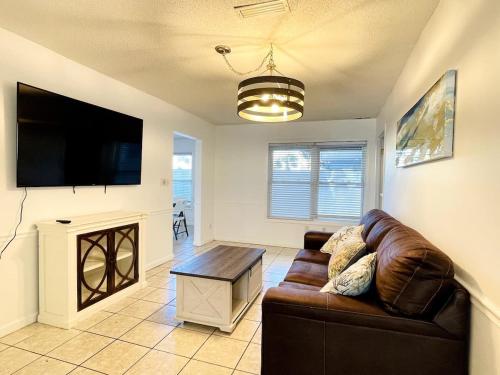Spacious duplex short walk to the beach shared Pool - last minute hotel in Myrtle Beach