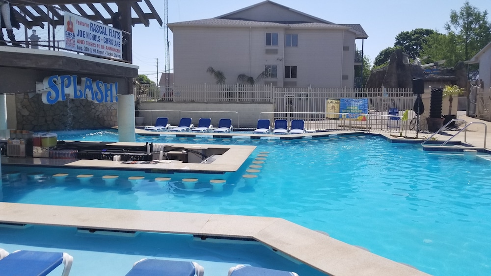 Grand Islander Hotel - photo 28