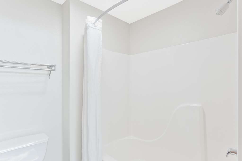 Super 8 by Wyndham Cloverdale - photo 10