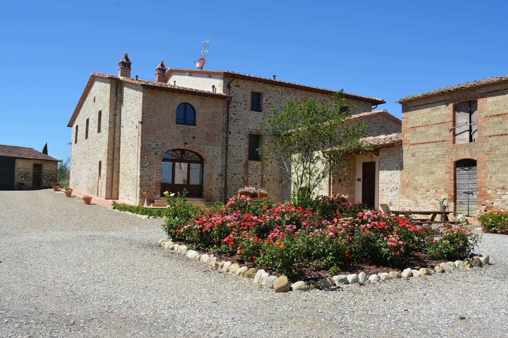 Agriturismo Melariano — 4-Star Luxury Hotel in Castelnuovo Berardenga, Italy