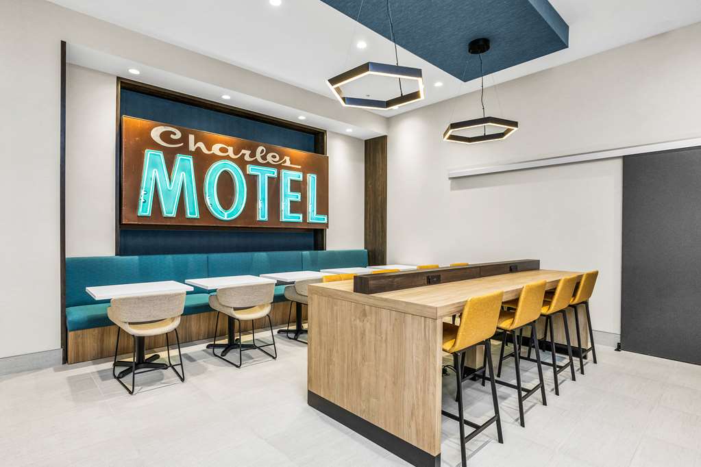 La Quinta Inn & Suites by Wyndham San Jose Airport Downtown - photo 22