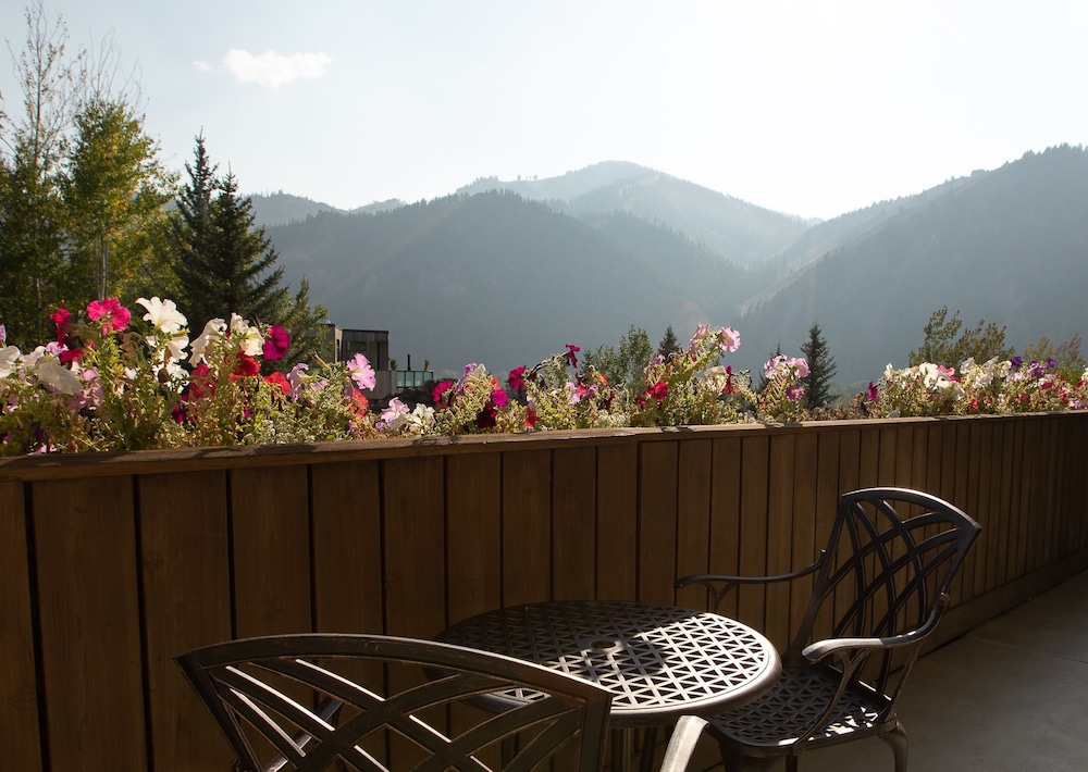 Knob Hill Inn - photo 35