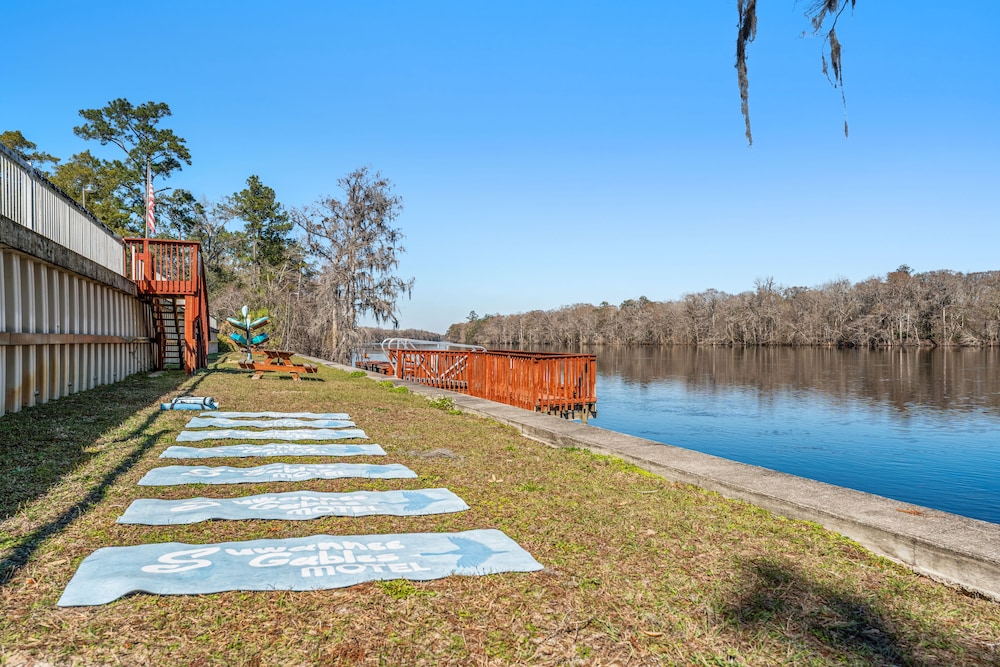 Suwannee Gables Motel and Marina - photo 25