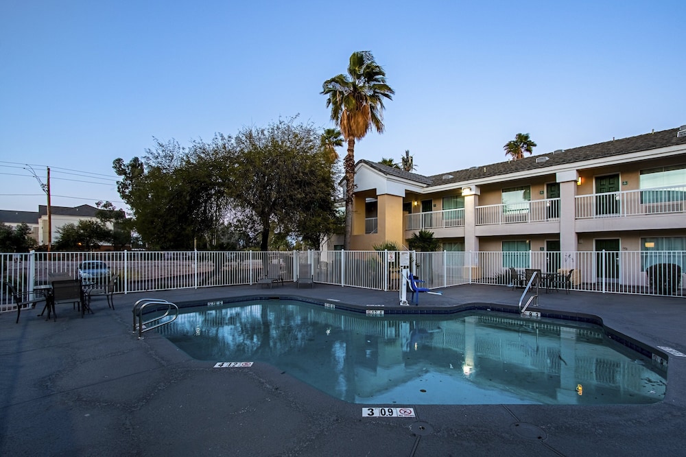 HomeTowne Studios Phoenix Black Canyon Highway - photo 33