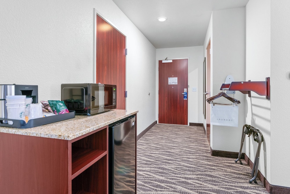 Cobblestone Hotel & Suites Lynden - photo 17