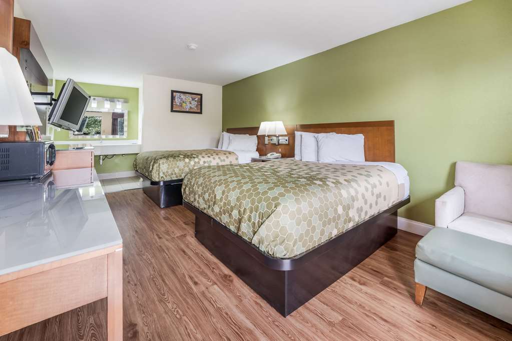 Econo Lodge Atlanta Airport East - photo 12