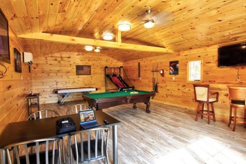 A Hillside Getaway FREE attraction tickets for each paid day Hot Tub Game Room WIFI in Sevierville, United States
