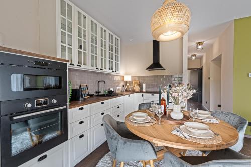 Ház a Hold utcában in Unknown City, Hungary