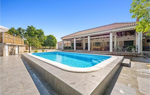 2 Bedroom Nice Home In Nevest — 4-Star Luxury Hotel in Unesic, Croatia