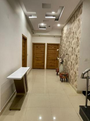 Ry Luxuries Hotel