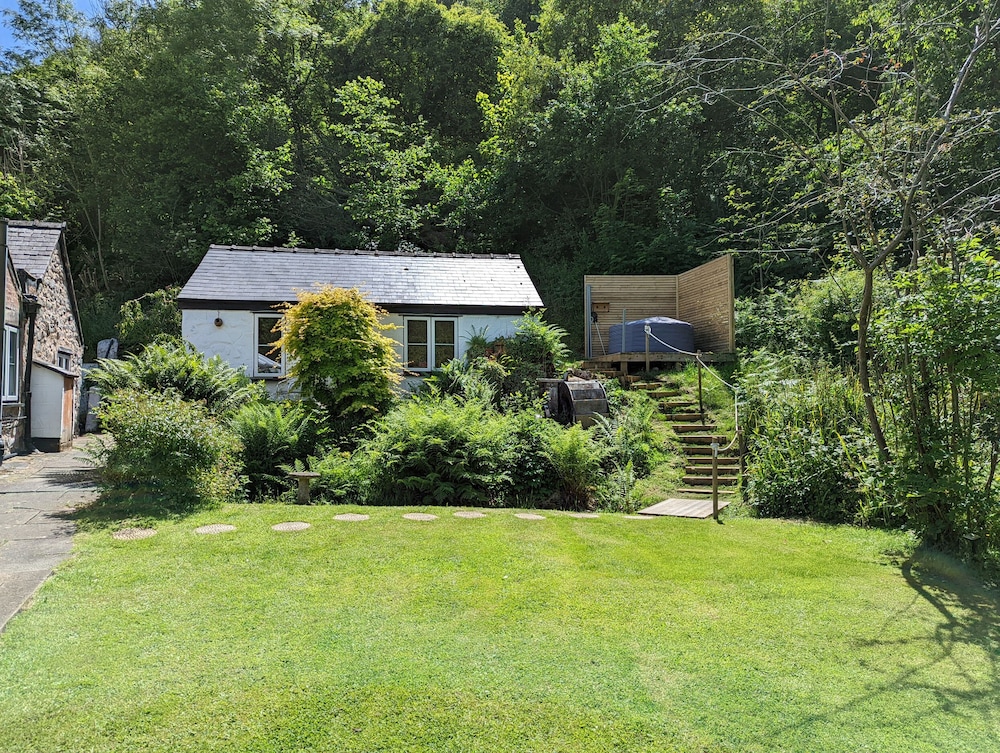 Little Pandy Cottage — 4-Star Luxury Hotel in Mold, United Kingdom