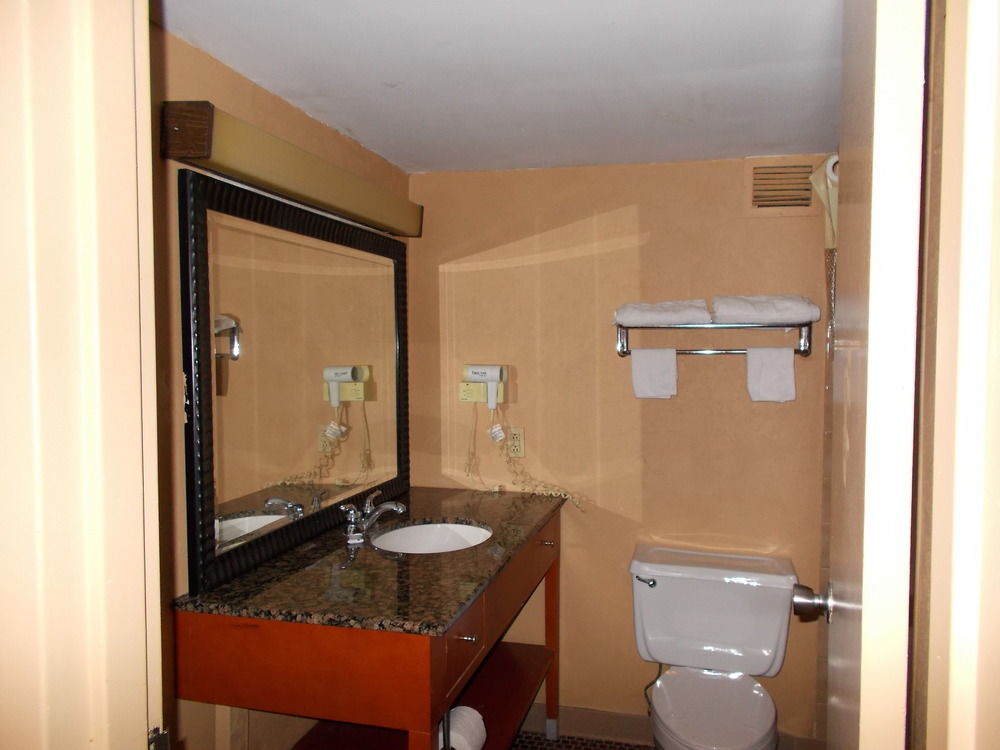 Season's Inn - photo 18