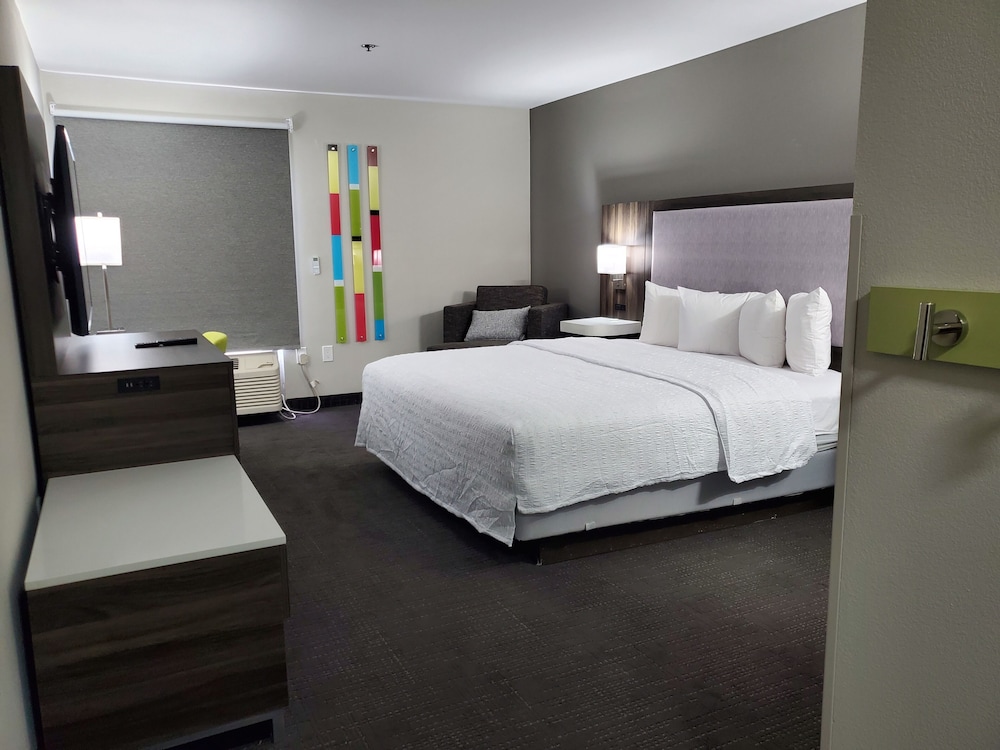 Hampton Inn Olathe - photo 21