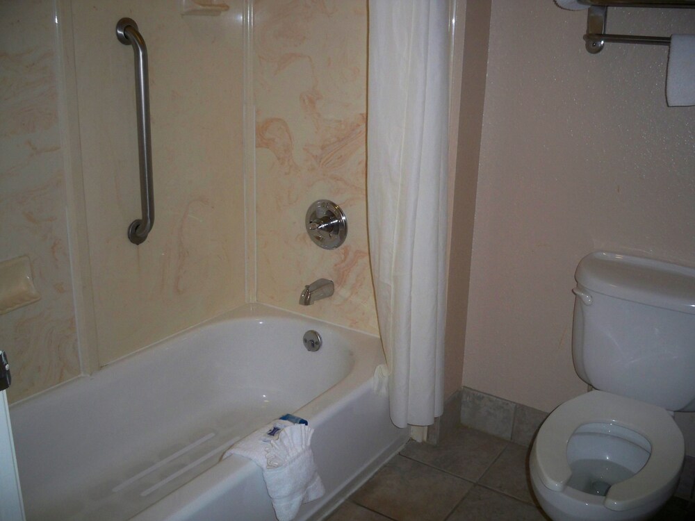 Scottish Inn & Suites - photo 46
