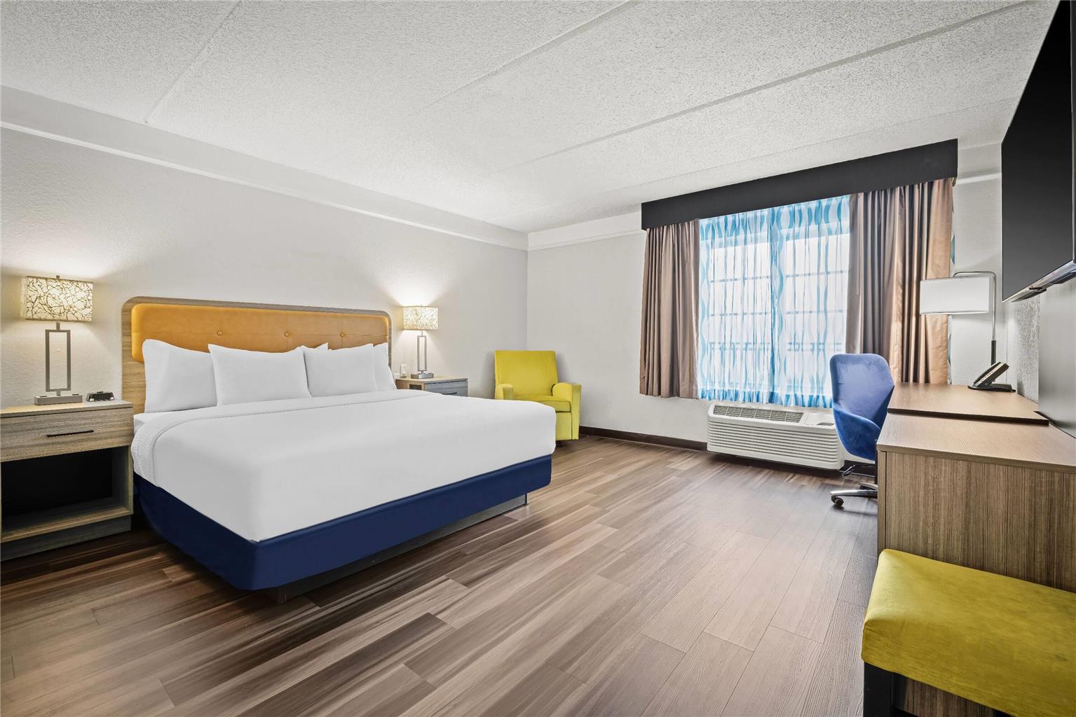 La Quinta Inn & Suites by Wyndham Miami Airport West - photo 21