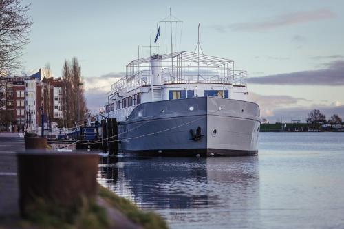 Arcona Ubernachten Auf Dem Wasser Direkt Am Bontekai — Wilhelmshaven