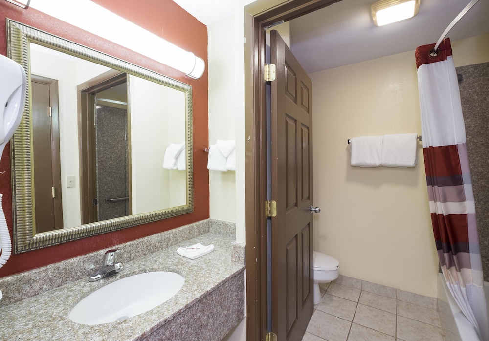 Red Roof Inn & Suites Cincinnati North Mason - photo 14