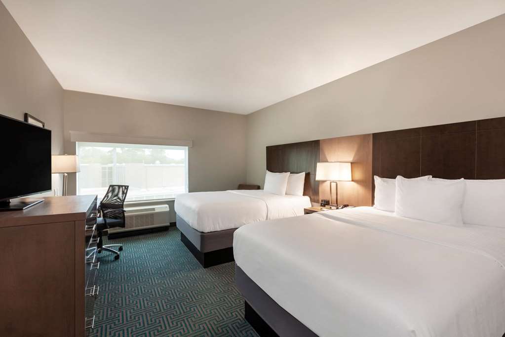La Quinta Inn & Suites by Wyndham Lafayette Oil Center - photo 16