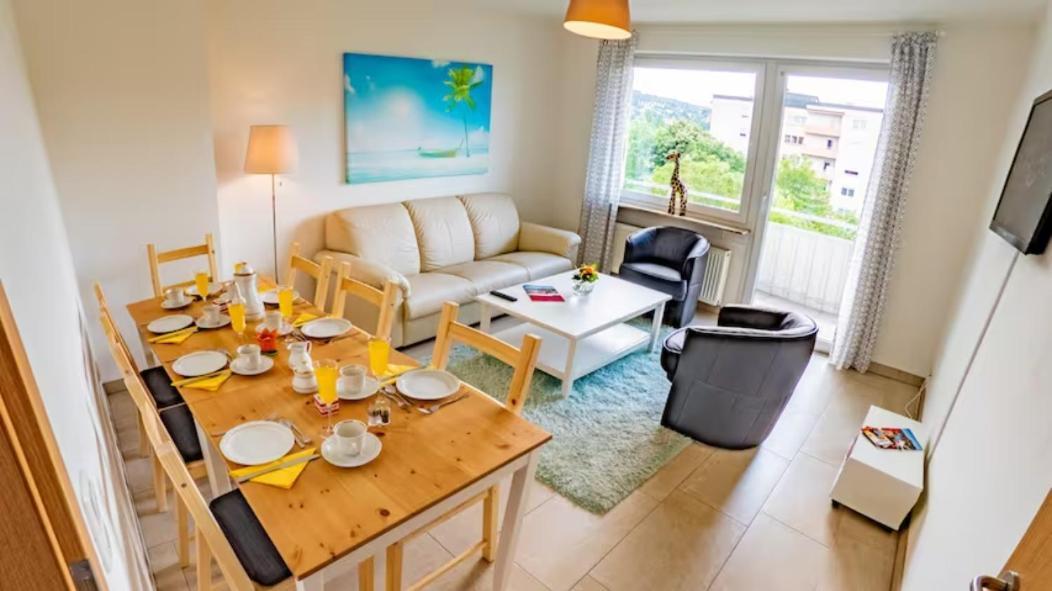 Eleonoras Ferienwohnung in Würzburg Stadt am Park mit Balkon inklusive eigenen Parkplätzen vor der Tür — 4-Star Luxury Hotel in Wuerzburg, Germany