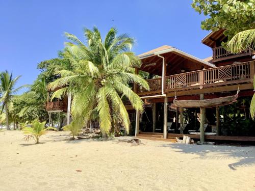Beachfront Home With Pristine Calm Waters White Sands And Unbelievable Sunset — 4-Star Luxury Hotel in Sandy Bay, Honduras