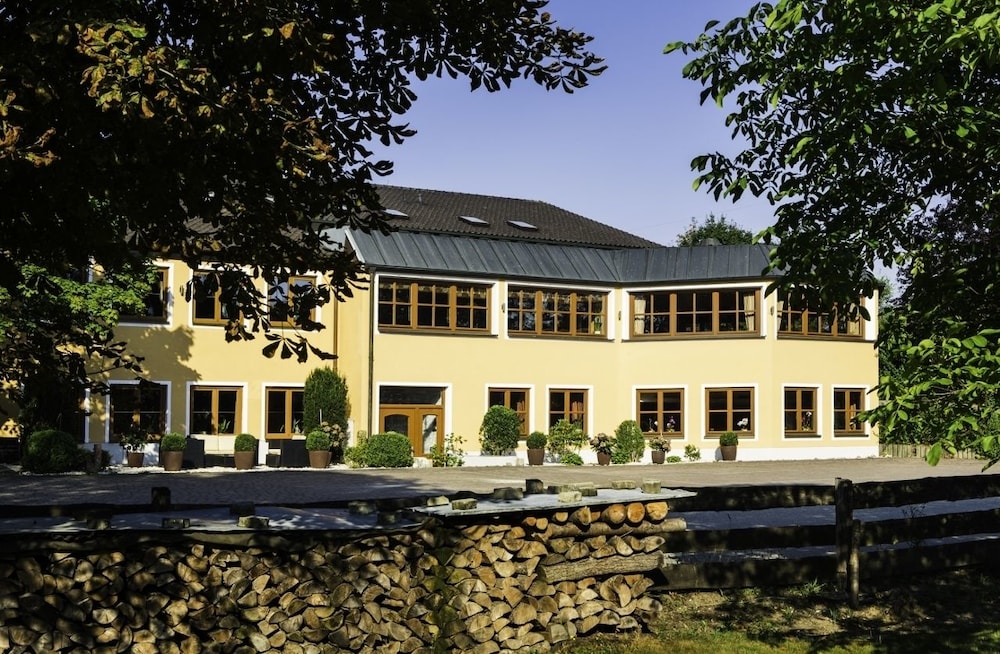 Landhotel Hallnberg - carbon neutral hotel in Walpertskirchen