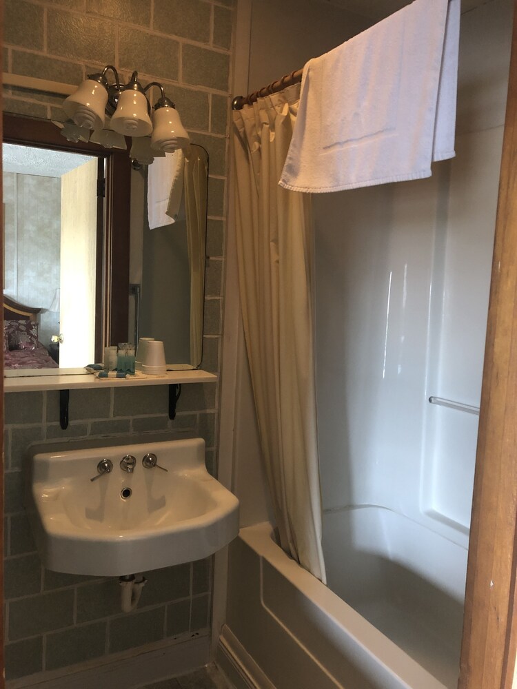 Gold Eagle Inn - photo 15
