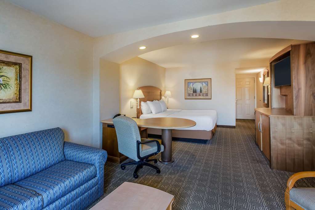 La Quinta Inn & Suites by Wyndham Islip MacArthur Airport - photo 20