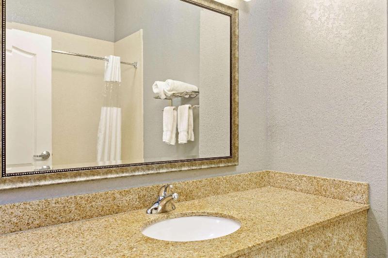 La Quinta Inn & Suites by Wyndham Mobile Tillman's Corner - photo 18
